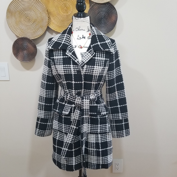 Forever 21 Jackets & Blazers - FOREVER 21 Black and White Plaid Peat Coat SIZE M, Buttons on the Front.